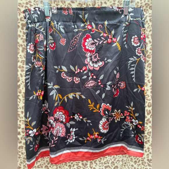 LOFT Black Floral Pencil Skirt - Picture 2 of 4